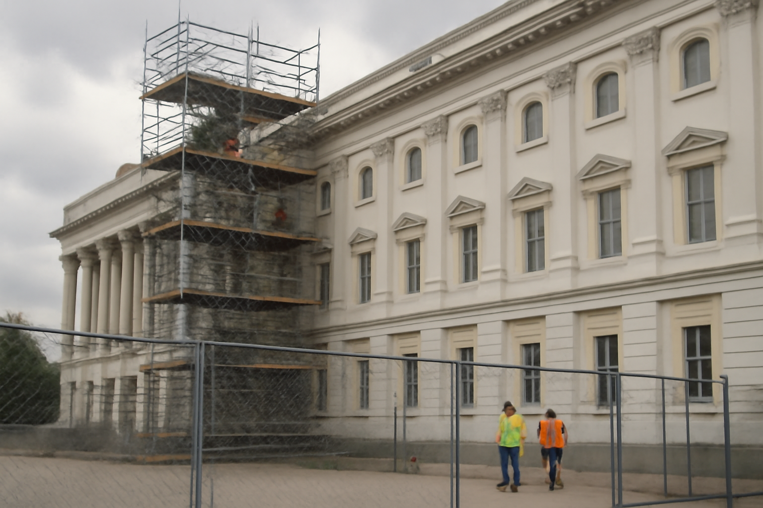 Exterior construction fencing and scaffolding near a section of the White House grounds